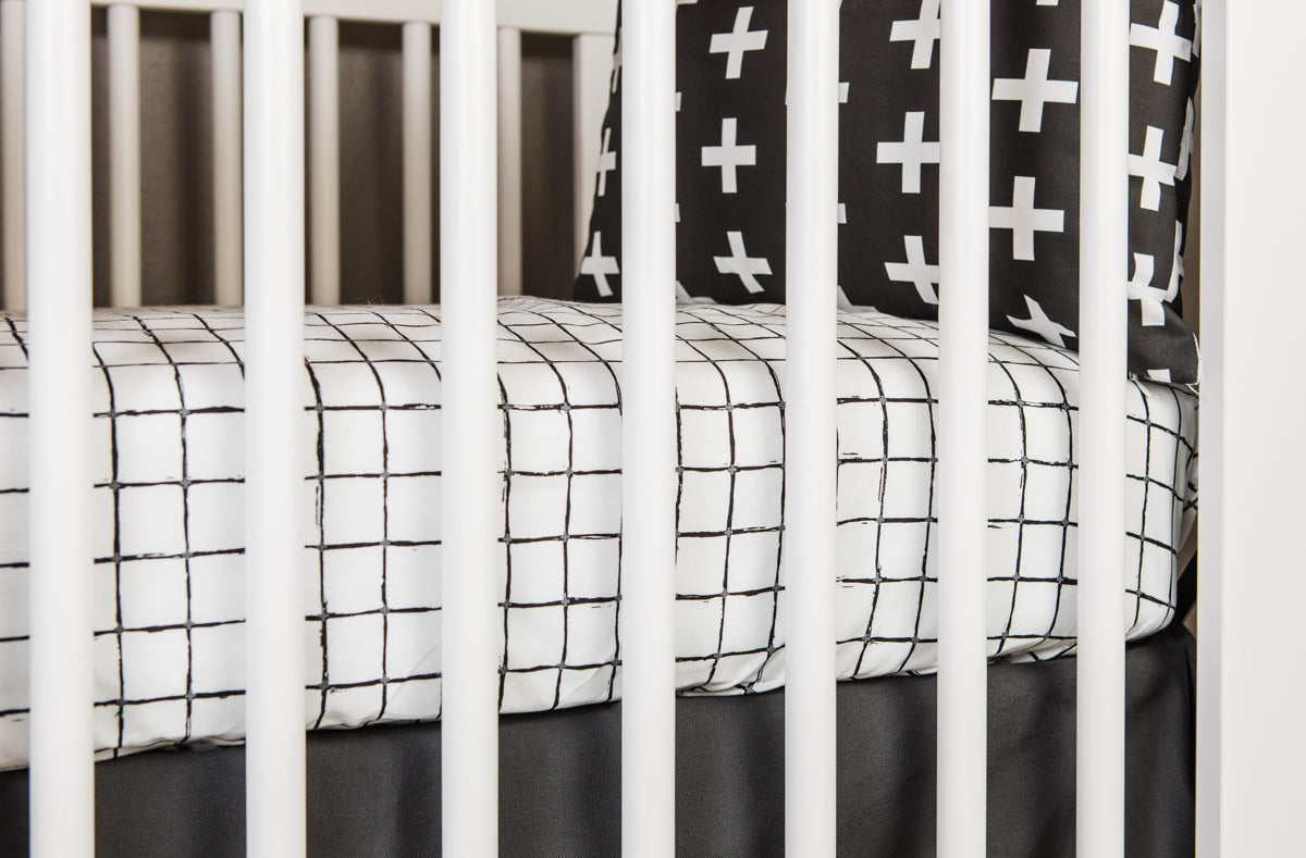 Cross the Grid Crib Bedding Set - Olli+Lime